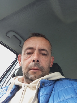 J�nos, 47 �ves t�rskeres� f�rfi, Ap�tfalva