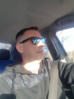 J�zsef, 44 �ves t�rskeres� f�rfi, Bonyh�d