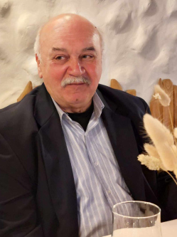 L�szl�, 74 �ves budapesti t�rskeres� f�rfi