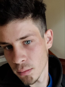 Ákos, 21 éves társkereső férfi, Torony