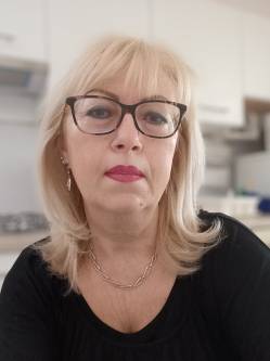 Gina, 65 �ves t�rskeres� n�, Cs�voly