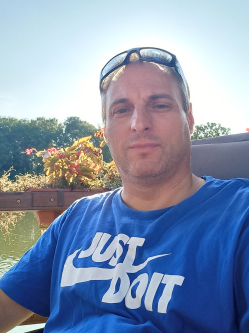 Viktor, 48 �ves t�rskeres� f�rfi, Szigetszentmikl�s