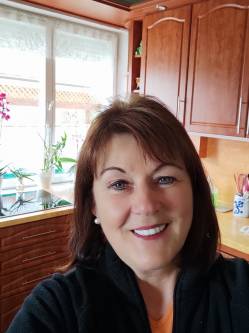 Karmen, 60 �ves t�rskeres� n�, Balatonf�kaj�r