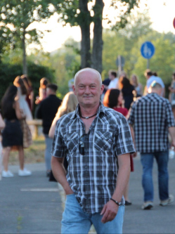 Thomas, 61 �ves t�rskeres� f�rfi, Bajororsz�g