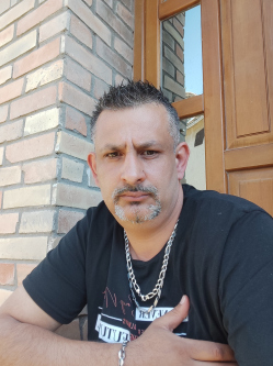 S�ndor, 41 �ves t�rskeres� f�rfi, T�tt�s