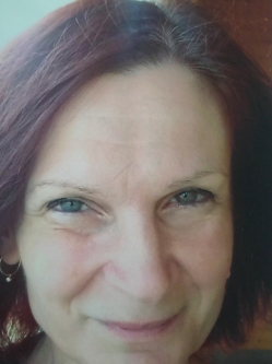 Ildik�, 48 �ves t�rskeres� n�, Duna�jv�ros