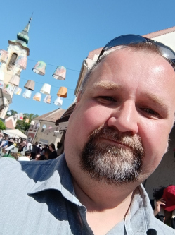 Attila, 44 �ves t�rskeres� f�rfi, Zs�mb�k