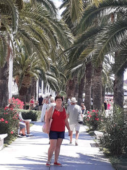M�ria, 65 �ves esztergomi t�rskeres� n�