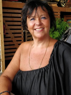 S�ra, 53 �ves t�rskeres� n�, Szeksz�rd