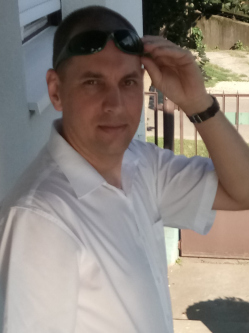 Robi, 44 �ves t�rskeres� f�rfi, Onga