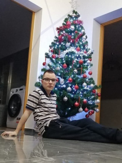 Tomi, 32 �ves t�rskeres� f�rfi, Karak�sz�rcs�k