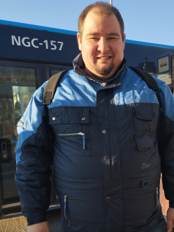Karcsi, 31 �ves t�rskeres� f�rfi, �r�m