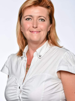 Kati, 48 �ves t�rskeres� n�, J�szber�ny
