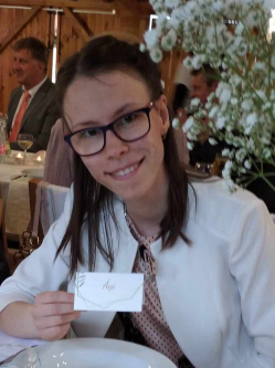 �gnes, 23 �ves t�rskeres� n�, Veszpr�m