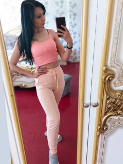 Adrienn, 27 �ves t�rskeres� n�, J�szlad�ny