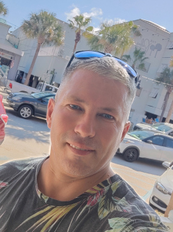 Norbert, 43 �ves t�rskeres� f�rfi, Kism�nyok