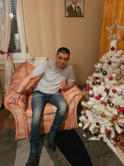 J�nos, 35 �ves t�rskeres� f�rfi, Mez�gy�n
