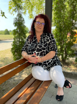 Zsuzsa, 47 �ves t�rskeres� n�, G�d