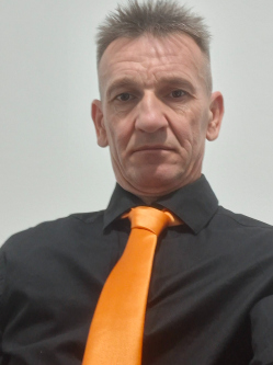 Csaba, 49 �ves t�rskeres� f�rfi, S�gv�r