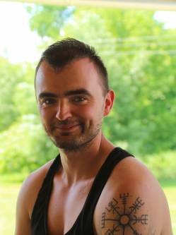 G�bor, 33 �ves t�rskeres� f�rfi, N�gr�d