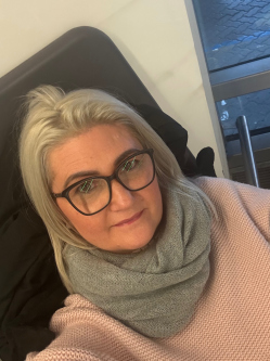 Nelli, 53 �ves t�rskeres� n�, Szeksz�rd