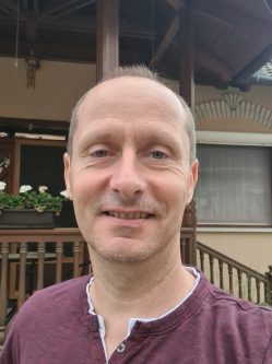 L�szl�, 53 �ves t�rskeres� f�rfi, B�k�s
