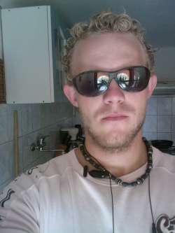 Mis�, 42 �ves t�rskeres� f�rfi, Mez�hegyes