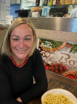 Bea, 48 �ves t�rskeres� n�, Zs�mb�k