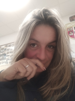 M�nika, 40 �ves t�rskeres� n�, P�szt�