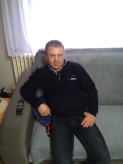 S�ndor, 56 �ves t�rskeres� f�rfi, Ajak