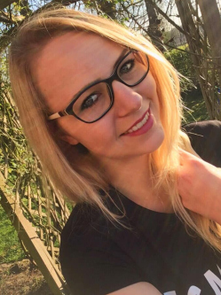 Lilla, 25 �ves t�rskeres� n�, Szolnok