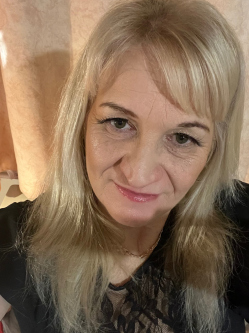 Henriett, 50 �ves k�bekh�zi t�rskeres� n�