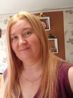 Hajnalka, 47 �ves t�rskeres� n�, Isztim�r