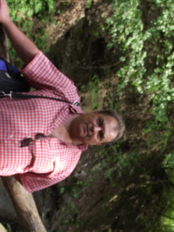 Jenci, 74 �ves t�rskeres� f�rfi, B�k�s