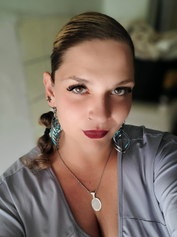 Vikt�ria, 35 �ves t�rskeres� n�, Koml�