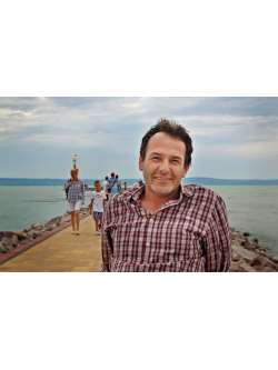 Misi, 59 �ves t�rskeres� f�rfi, Polg�r
