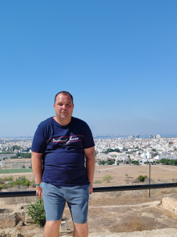 Tomi, 43 �ves t�rskeres� f�rfi, Soponya