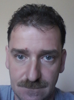 Szabolcs, 51 �ves t�rskeres� f�rfi, �cs