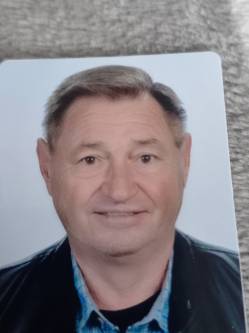 Tibor, 65 �ves t�rskeres� f�rfi, Sikl�s