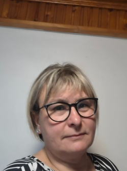 Katalin, 48 �ves t�rskeres� n�, Nagysz�n�s