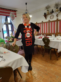 P�lma, 63 �ves t�rskeres� n�, Ab�dszal�k