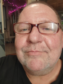 Peti, 56 �ves t�rskeres� f�rfi, Hont