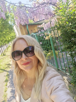 Aranka, 40 �ves t�rskeres� n�, Budapest