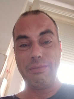 Gyula, 39 �ves t�rskeres� f�rfi, V�rpalota