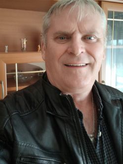 L�szl�, 64 �ves t�rskeres� f�rfi, K�rmend