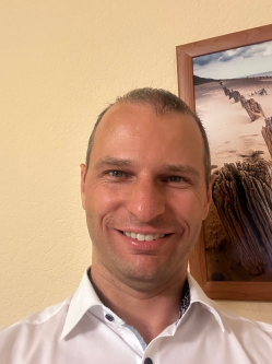 Tibor, 41 �ves t�rskeres� f�rfi, Kecskem�t