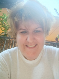 Anett, 39 �ves t�rskeres� n�, Domb�v�r