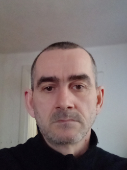 Misi, 52 �ves t�rskeres� f�rfi, B�tasz�k
