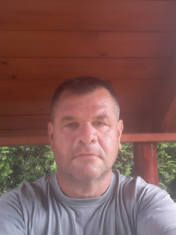 L�szl�, 54 �ves t�rskeres� f�rfi, Sz�rf�ld