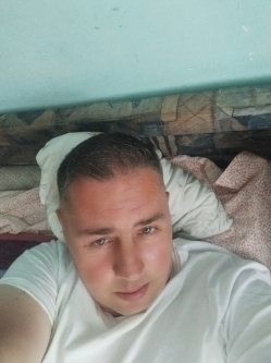 G�bor, 48 �ves t�rskeres� f�rfi, S�torhely